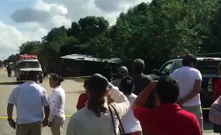 Dua belas orang tewas dan 18 lagi terluka pada Selasa di negara bagian Quintana Roo, Meksiko, akibat bus wisata kehilangan kendali dan terguling saat melakukan tamasya menuju reruntuhan bangunan kuno.