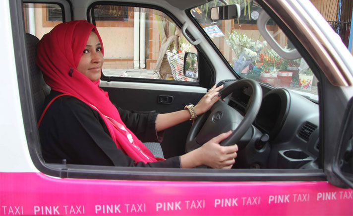 Meski mendapat siulan, panggilan menggoda dan ucapan vulgar, supir taksi wanita Karachi bertekad untuk mengantar para wanita dengan aman