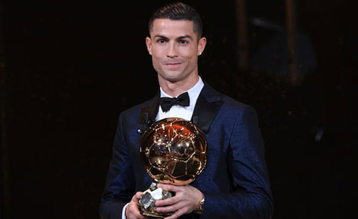 Bintang Portugal Cristiano Ronaldo meraih penghargaan Ballon d\\'Or untuk kelima kalinya mengalahkan rivalnya Lionel Messi.