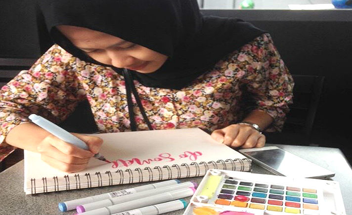 Lutviani, Pebisnis Hand Lettering Modal Rp 350 Ribu Omzet 