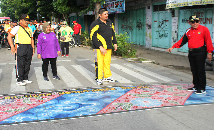 Mural Batik di Zebra Cross
