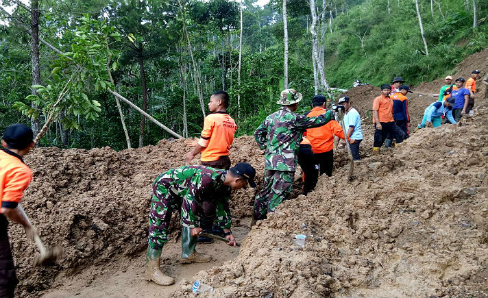 Pekalongan Bersama Bersihkan Longsor