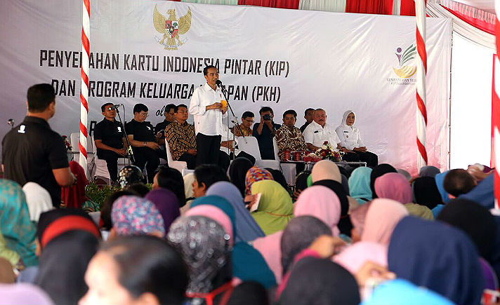 Presiden Bagikan KIP dan PKH di Palembang