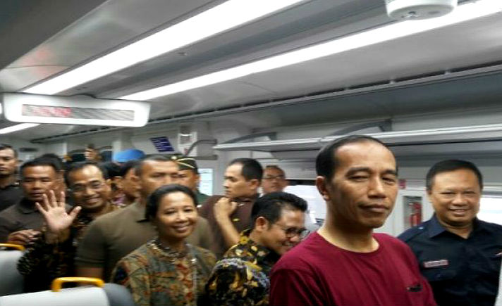 Presiden Joko Widodo saat berada dalam Skytrain