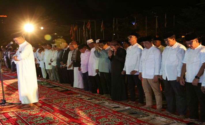 Subuh di Pantai Losari