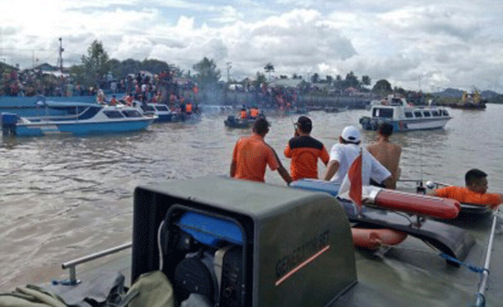 Speedboat Terbalik