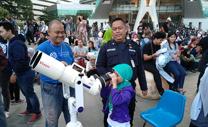 Warga Padati Planetarium Saksikan Gerhana Bulan  Tagar