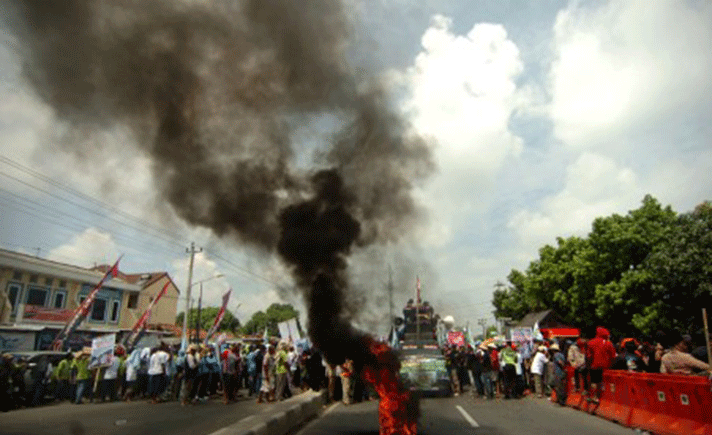 Nelayan Blokade Jalur Lingkar Utara