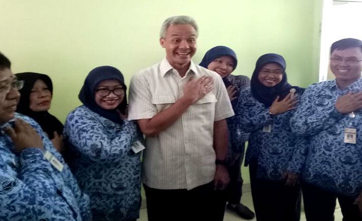 ASN Berfoto dengan Cagub