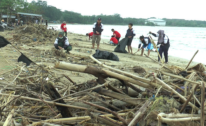 Mahasiswa Bersihkan Pantai
