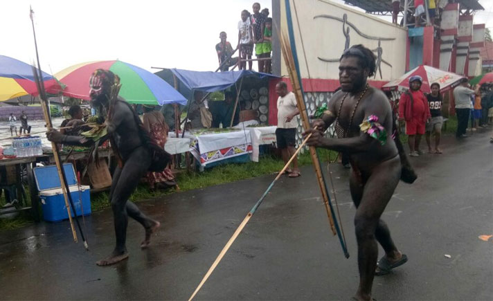 Walau Diguyur Hujan, Parade Seni Budaya Papua Barat Diikuti Puluhan
