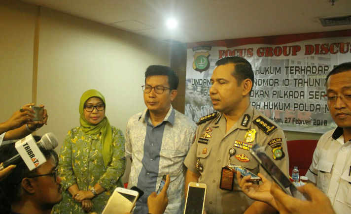 Ratna Dewi Petalolo anggotai Bawaslu RI (kiri), Ketua KPUD Jabar Yayat Hidayat (kanan), dan Kompil Nur Said dari Bareskrim Polri (kanan).