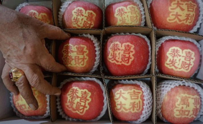 Jelang Imlek, Pedagang Pasar Gede Kesulitan Peroleh Buah Impor