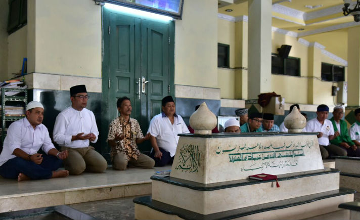 Cagub Jabar nomor urut 1 Ridwan Kamil berdoa di makam Pahlawan Nasional KH Noer Ali Kabupaten Bekasi
