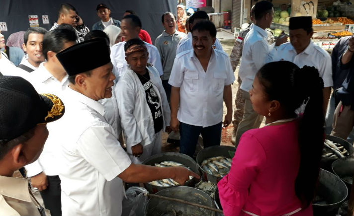 Calon Gubernur Jawa Barat Sudrajat saat blusukan ke pasar Pujasera Subang Jawa Barat Selasa 63