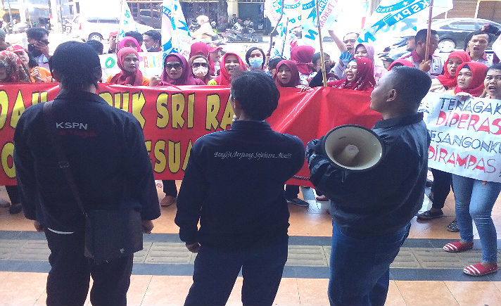 Demo Pekerja PT Sri Ratu Semarang