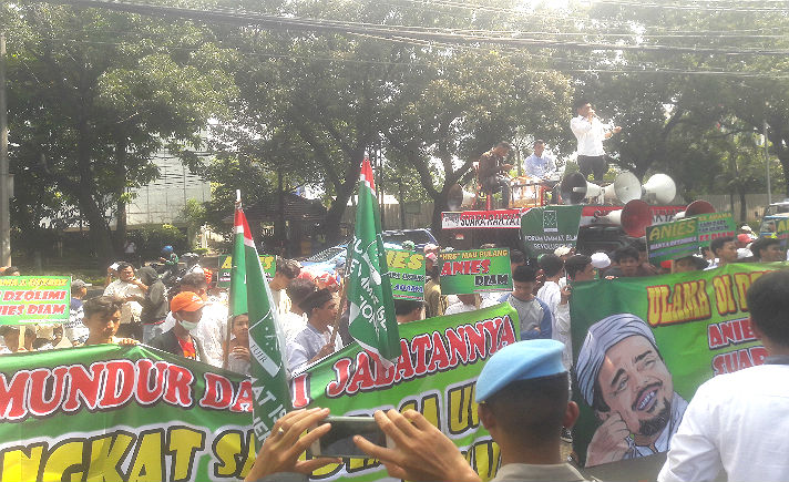 Demo Tuntut Anies-Sandi mundur