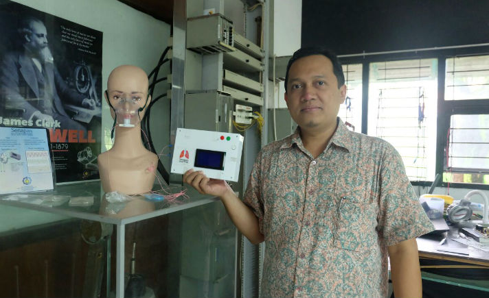 Dosen Institut Teknologi Sepuluh Nopember (ITS) Agus Muhamad Hatta menunjukan alat deteksi pernafasan Senapas hasil pengembangannya.