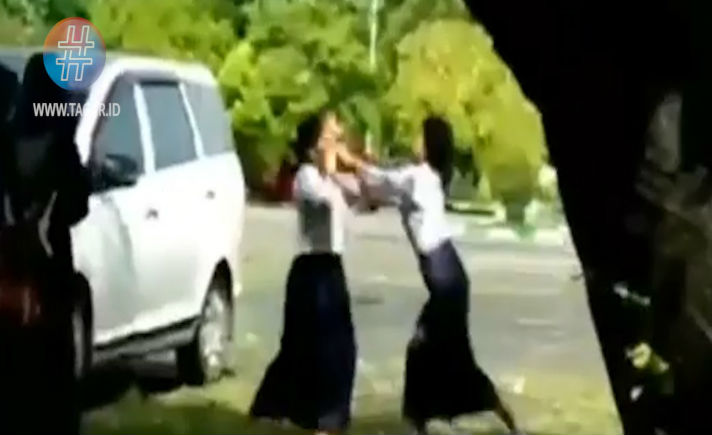 Viral, Video Dua Siswi SMP Duel Hebat Rebutan Pacar  Tagar