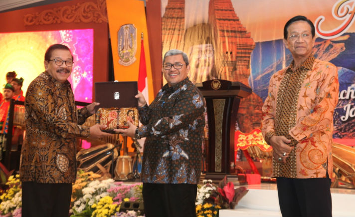 Gubernur Jawa Timur Soekarwo bersama Gubernur Jawa Barat Ahmad Heryawan, dan Gubernur DIY Sri Sultan Hamengku Buwono X