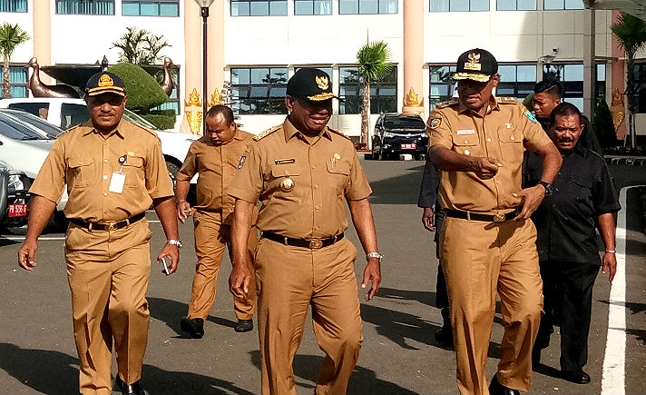 Gubernur Papua Barat Dominggus Mandacan