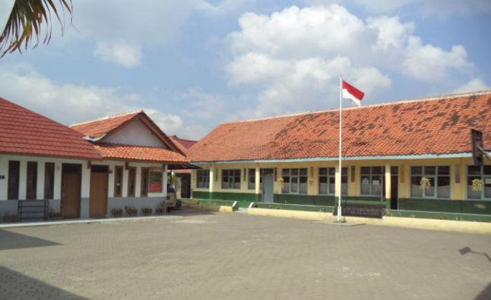 Tanam Pohon Pisang di Halaman  Sekolah  Warga Ini Tanah 