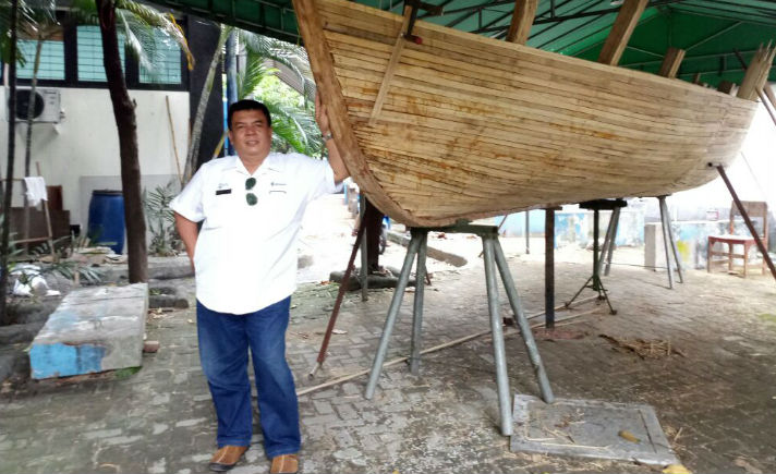 Dosen Departemen Teknik Perkapalan Institut Teknologi Sepuluh Nopember (ITS) Surabaya, Heri Supomo bersama kapal bambu buatannya.