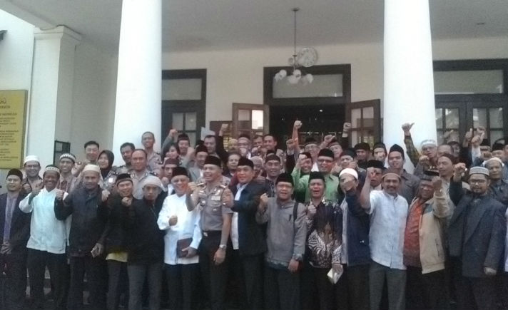 Jajaran Polrestabes BandungBeserta MUI Kota Bandung Berfoto Bersama di Mapilrestabes BandungUsai Ber