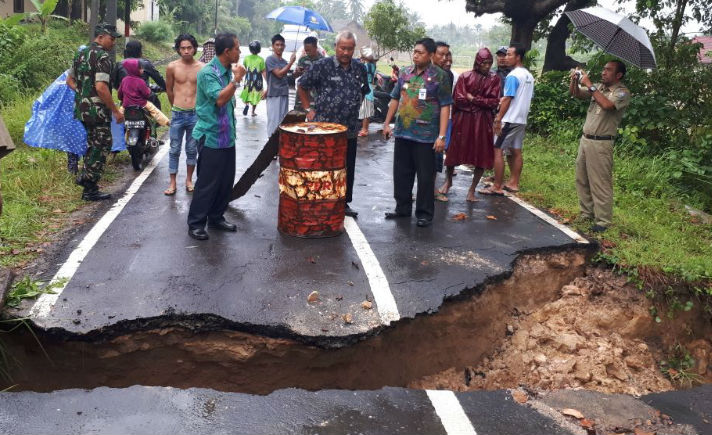 Jalan Penghubung Dua Desa di Karimunjawa Ambrol