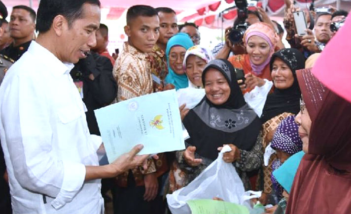 Jokowi bagi sertifikat