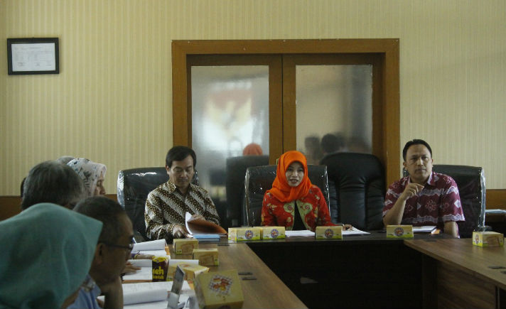 Komisioner KPUD Jabar Divisi SDM dan Hubungan Partisipasi Masyarakat, Nina Yuningsih (tengah),  Komisioner KPUD Jabar (kanan) Endun Abdul Haq, dan Asep Warlan (kiri) Pengurus Tim Pasangan Calon