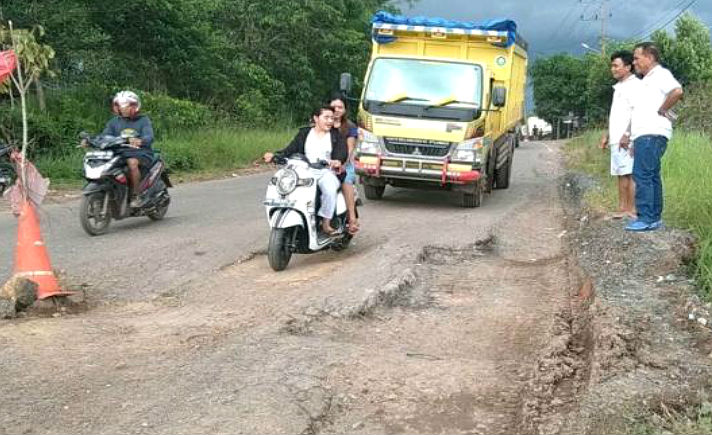 Masyarakat yang atasi jalan berlubang