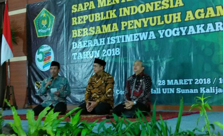Menteri Agama Lukman Hakim Saifuddin saat hadir di UIN Sunan Kalijaga Yogyakarta mengajak santri menjaga keislaman nusantara. Pada kesempatan itu, Kemenag RI memberikan beasiswa kepada 290 santri dari berbagai pondok pesantren se-Indonesia. (ans)