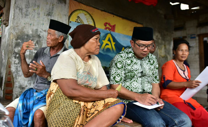 Nari kedua kiri Ketua Gapokyan Pantai Mekar keluhkan permasalahan limbah saat kandidat Gubernur Jaba