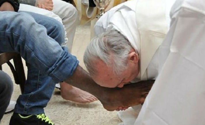 Paus Fransiskus melakukan pembasuan kaki pada Kamis Putih. (Foto: Ist)