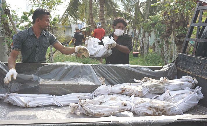 Puluhan Jenazah Korban Tsunami Aceh Dipindahkan Tagar
