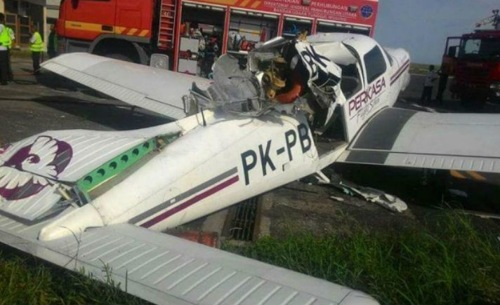 Pesawat aerobatik tipe Decathlon dengan nomor registrasi PK RTZ jatuh di Bandara Tunggul Wulung Cilacap. Istimewa