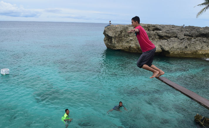 Sejumlah wisatawan berenang di pantai Ujong Kareung, Kecamatan Sukajaya, Kota Sabang, mereka mengunakan papan loncat yang sengaja dibuat oleh pihak pengelola untuk menarik wisatawan. (fzi)