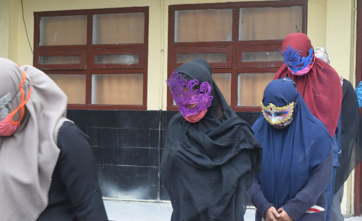 Tujuh wanita yang diduga PSK dan satu germo dibekuk pihak kepolisian di Mapolresta Banda Aceh, Jumat (23/3). Mereka diduga melakukan Protisusi Online melalui Aplikasi Whatshapp.(Fzi).