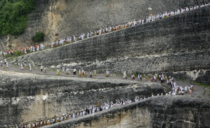 Melasti di Pantai Melasti