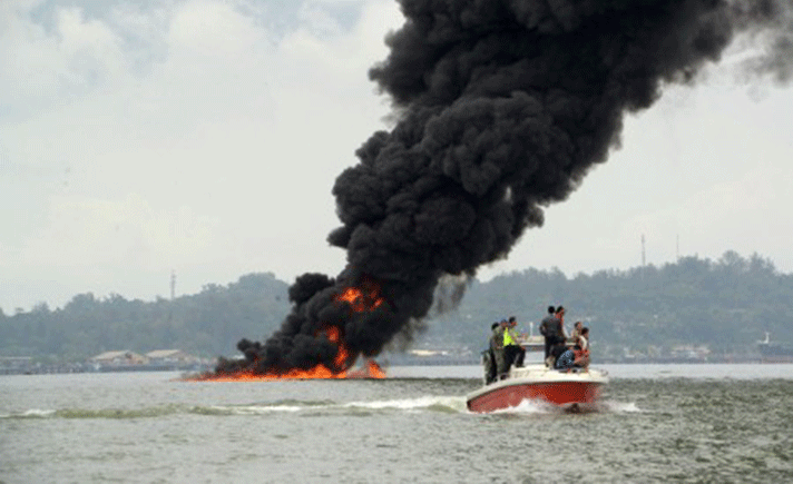 Kapal Kargo Terbakar