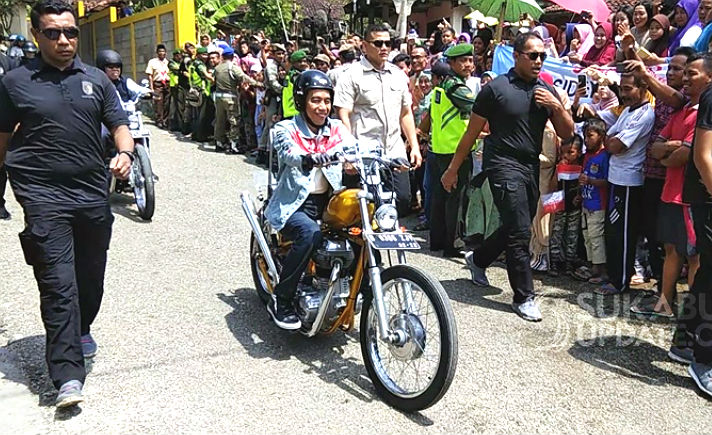 Jokowi Naik Motor di Sukabumi