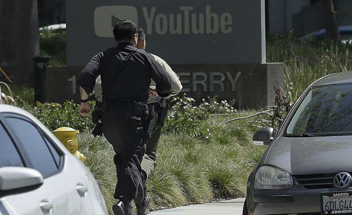 Petugas berlari menuju kantor YouTube di San Bruno Calif (AP Photo)