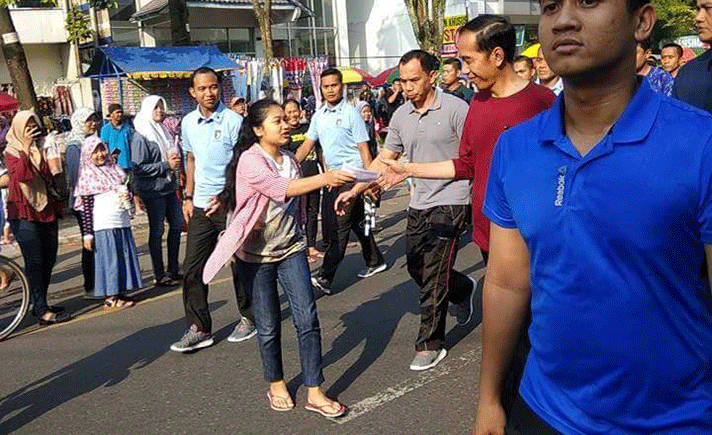 Berkalung Handuk, Jokowi Jalan Kaki, 'Nongkrong' di Warung 