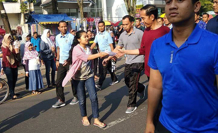 Berkalung Handuk, Jokowi Jalan Kaki, 'Nongkrong' di Warung Berkalung Handuk, Jokowi Jalan Kaki, 'Nongkrong' di Warung