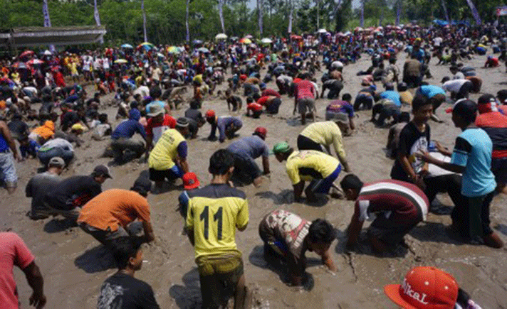 Tertawa Mandi Lumpur, Seribu Warga Tulungagung Ikut 