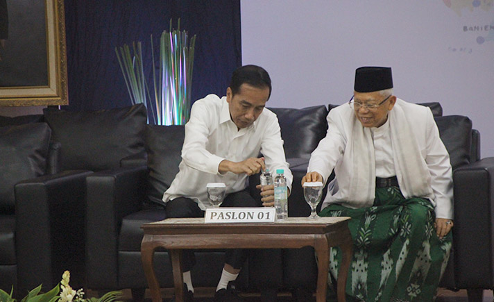 Saat Jokowi Tuangkan Minuman ke Gelas Ma'ruf Amin