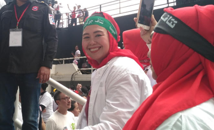 Yenny Wahid, Ikat Kepala di Kampanye Akbar Jokowi