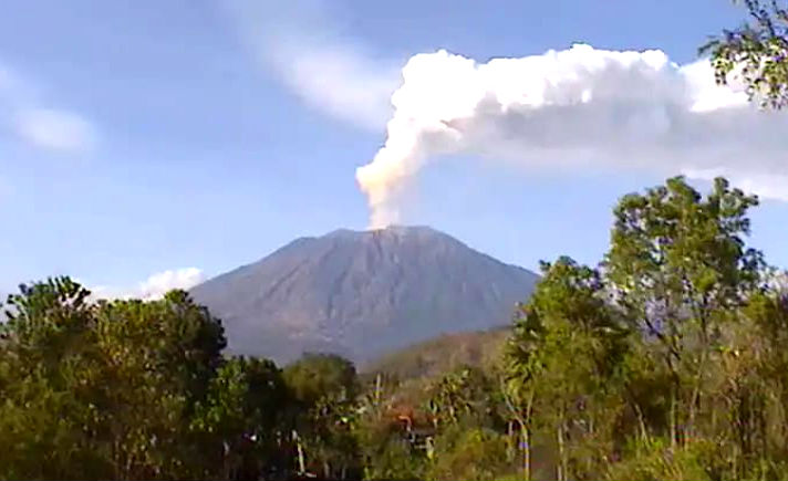 Hujan abu Gunung Agung