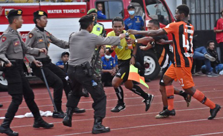 KERICUHAN PSIS VS PERSERU